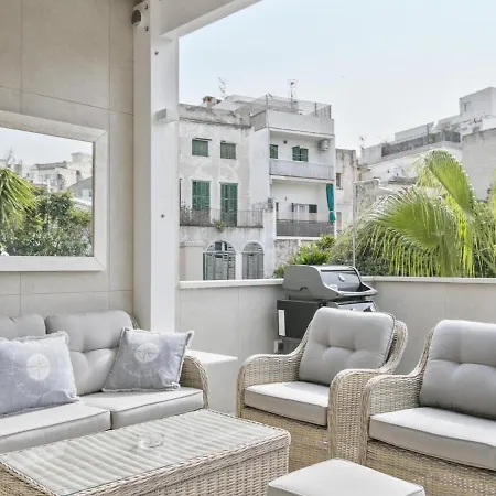 Spaces Urban Flat- 3 Bedrooms, 3 Bathrooms, Huge Terrace, Near דירה