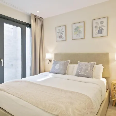 Spaces Urban Flat- 3 Bedrooms, 3 Bathrooms, Huge Terrace, Near דירה