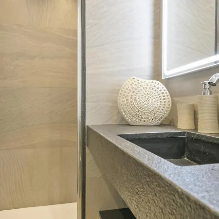 Spaces Urban Flat- 3 Bedrooms, 3 Bathrooms, Huge Terrace, Near * סיטגס