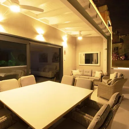 Spaces Urban Flat- 3 Bedrooms, 3 Bathrooms, Huge Terrace, Near