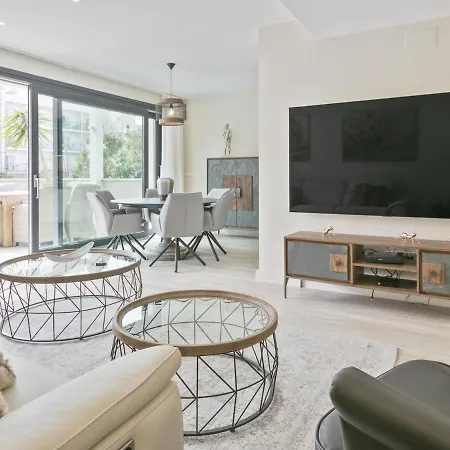 Apartment Spaces Urban Flat- 3 Bedrooms, 3 Bathrooms, Huge Terrace, Near