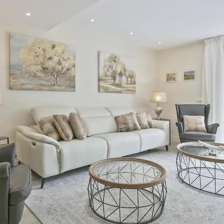 Spaces Urban Flat- 3 Bedrooms, 3 Bathrooms, Huge Terrace, Near Appartement Sitges