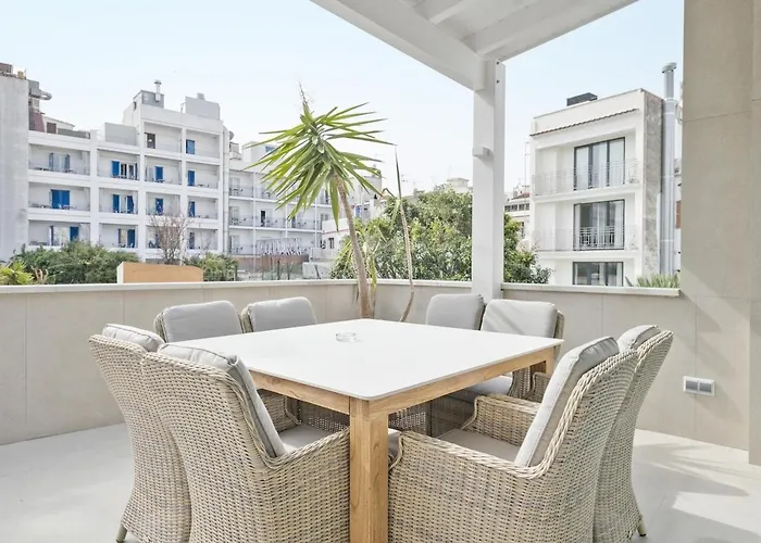 Spaces Urban Flat- 3 Bedrooms, 3 Bathrooms, Huge Terrace, Near Sitges