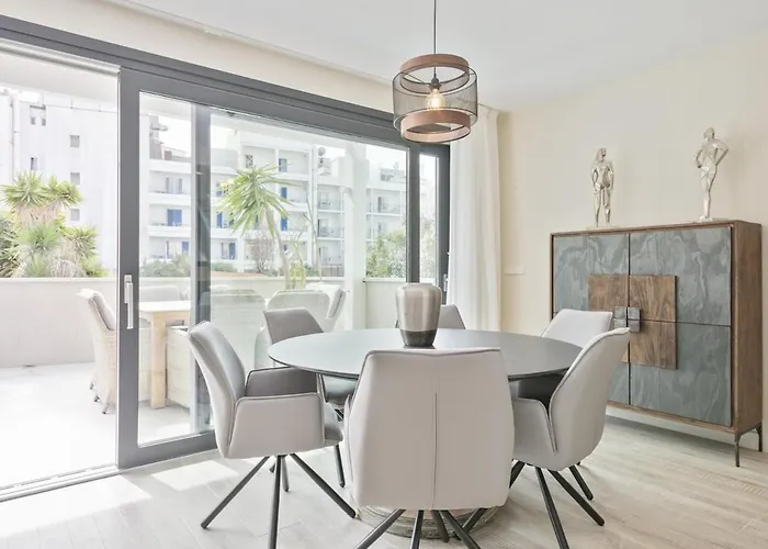 Spaces Urban Flat- 3 Bedrooms, 3 Bathrooms, Huge Terrace, Near Appartement Sitges