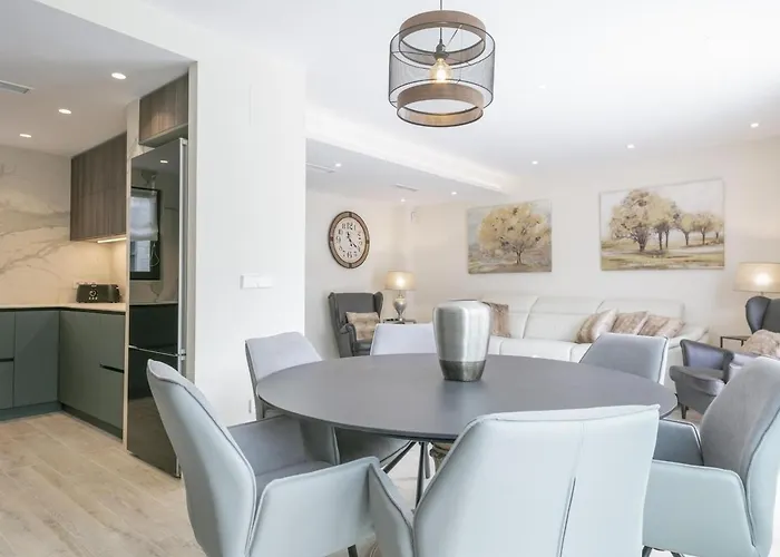 Spaces Urban Flat- 3 Bedrooms, 3 Bathrooms, Huge Terrace, Near סיטגס