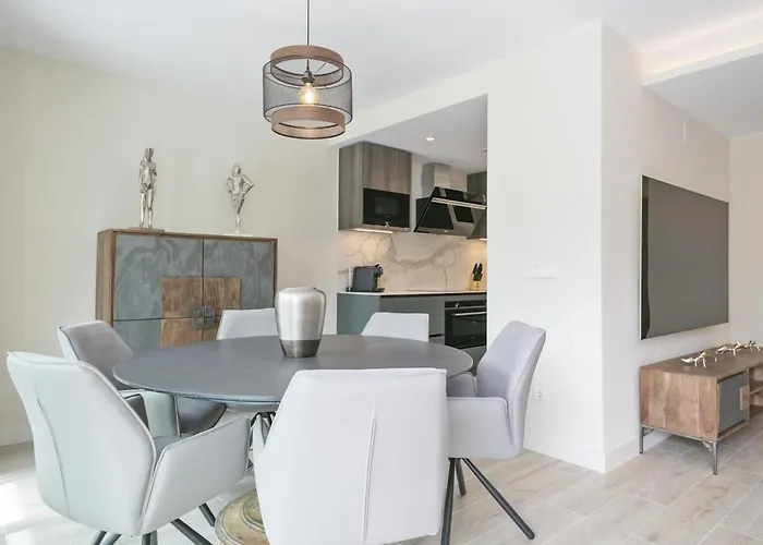 Spaces Urban Flat- 3 Bedrooms, 3 Bathrooms, Huge Terrace, Near