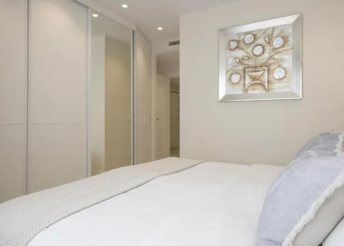 Spaces Urban Flat- 3 Bedrooms, 3 Bathrooms, Huge Terrace, Near * סיטגס