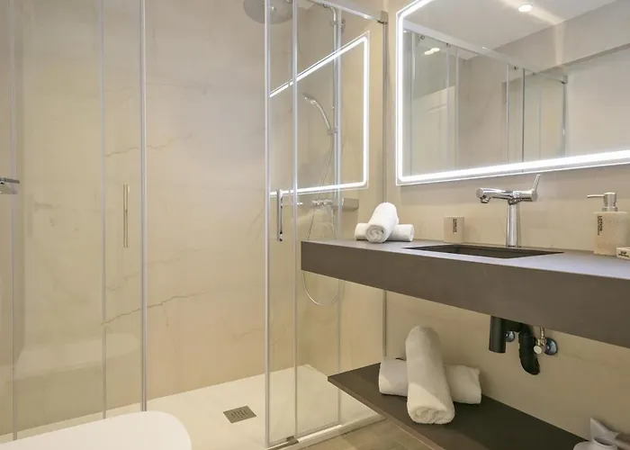 Spaces Urban Flat- 3 Bedrooms, 3 Bathrooms, Huge Terrace, Near דירה