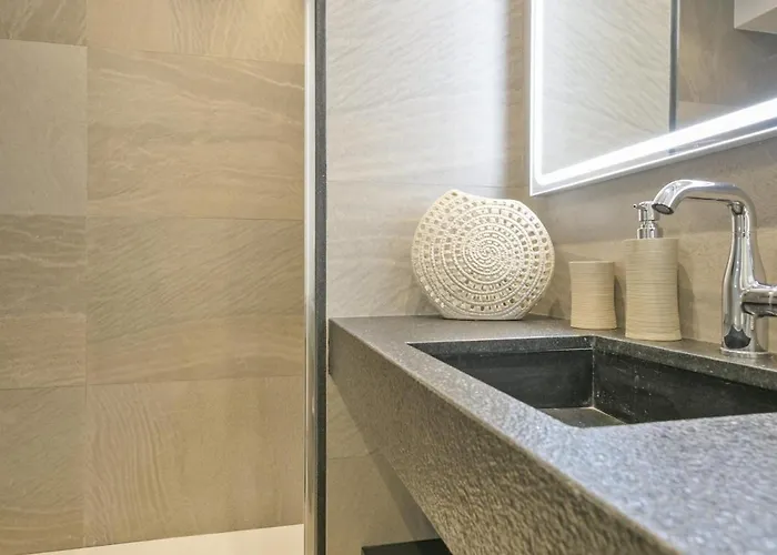 Spaces Urban Flat- 3 Bedrooms, 3 Bathrooms, Huge Terrace, Near * סיטגס