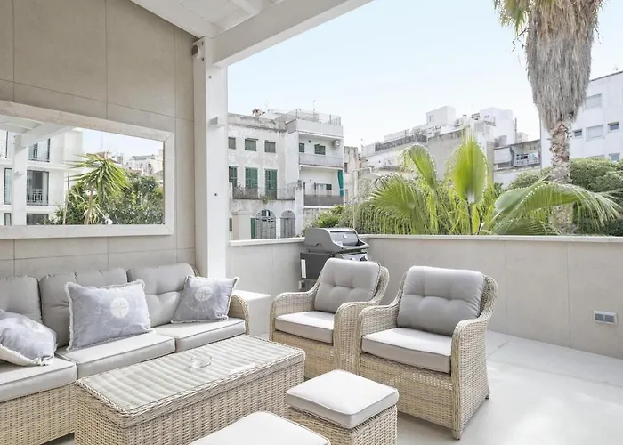 Spaces Urban Flat- 3 Bedrooms, 3 Bathrooms, Huge Terrace, Near